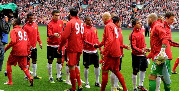 Dù trước khi trận đấu giữa Liverpool và Man United diễn ra, cả Suarez và Evra đều nhận được chỉ thị phải bắt tay nhau trước trận đấu, nhưng nhiều người vẫn lo ngại rằng với sự thù hận vẫn âm ỉ bấy lâu nay giữa hai cầu thủ này nói riêng và giữa hai đội bóng áo đỏ nói chung thì chuyện gì cũng có thể xảy ra...